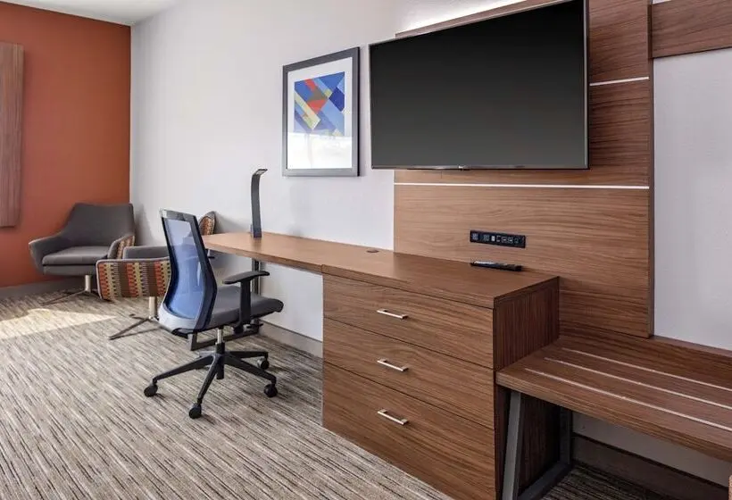 スイート, Holiday Inn Express & Suites   Madison, An Ihg