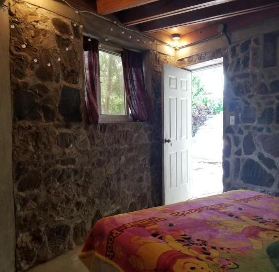 اتاق لوکس, Ch'i Bocól Community Hostel