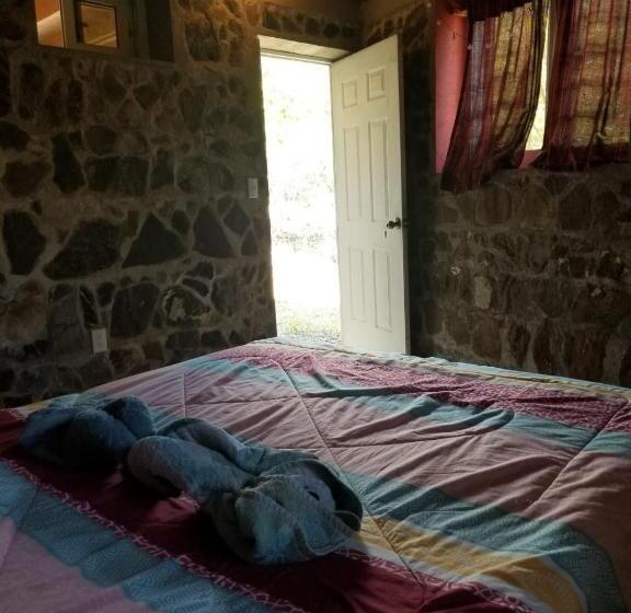 اتاق لوکس, Ch'i Bocól Community Hostel