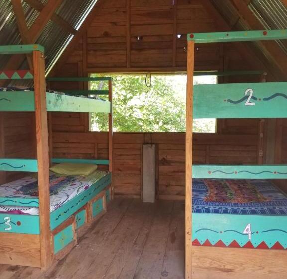 تختخواب در اتاق مشترک, Ch'i Bocól Community Hostel