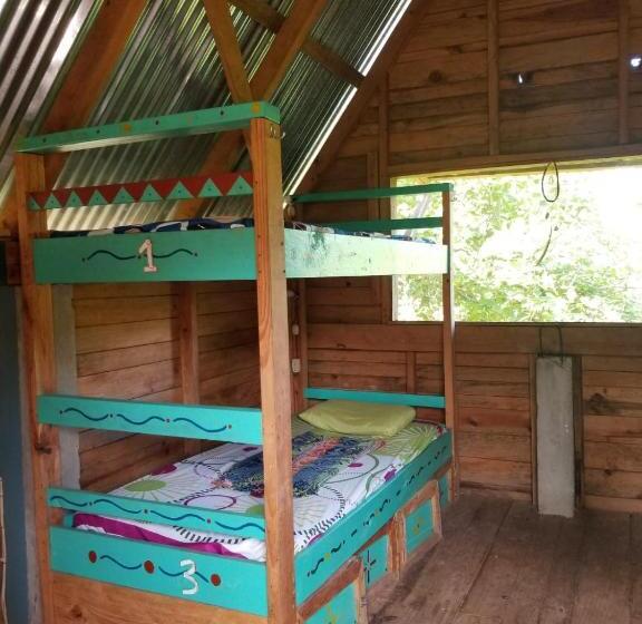 تختخواب در اتاق مشترک, Ch'i Bocól Community Hostel