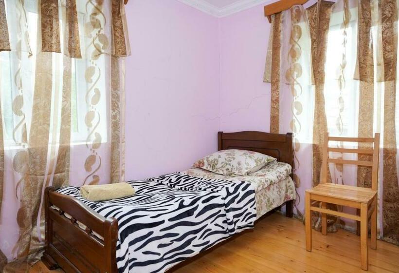 اتاق ساده سه‌ نفره, Guesthouse Nora