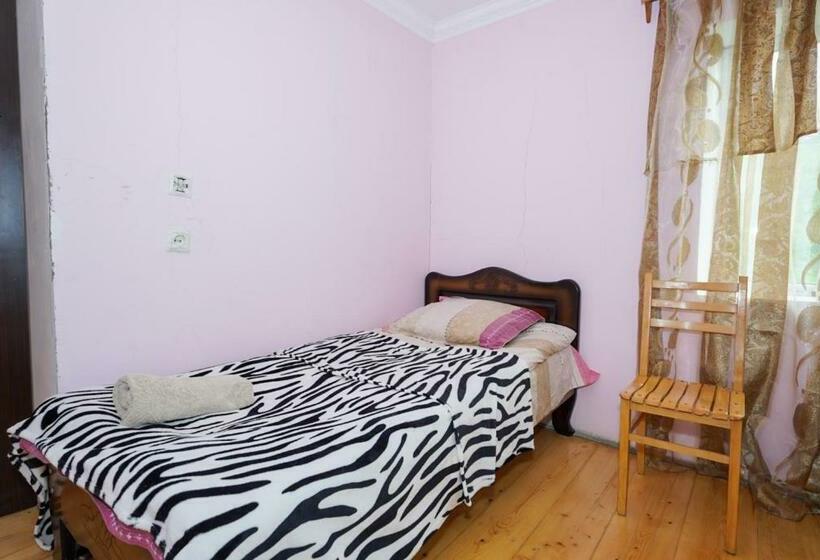 اتاق ساده سه‌ نفره, Guesthouse Nora