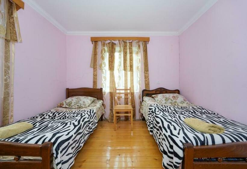 اتاق ساده سه‌ نفره, Guesthouse Nora
