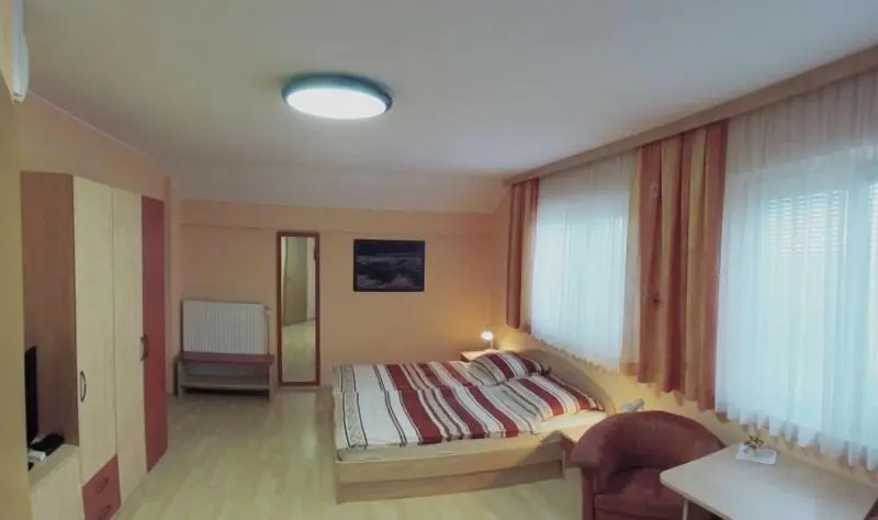 اتاق استاندارد سه نفره, Rooms En Krajcar