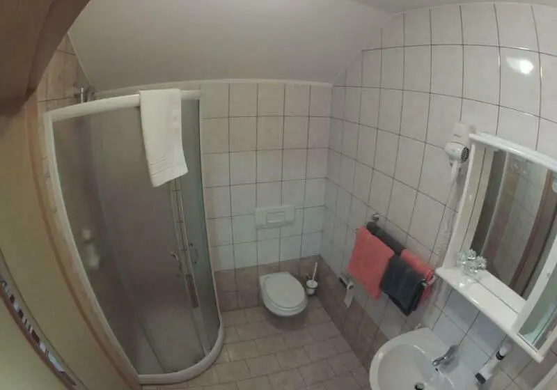 اتاق استاندارد سه نفره, Rooms En Krajcar