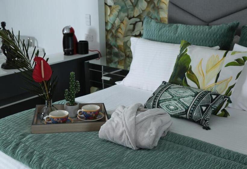 سوییت دوبلکس, Boutique Guatika