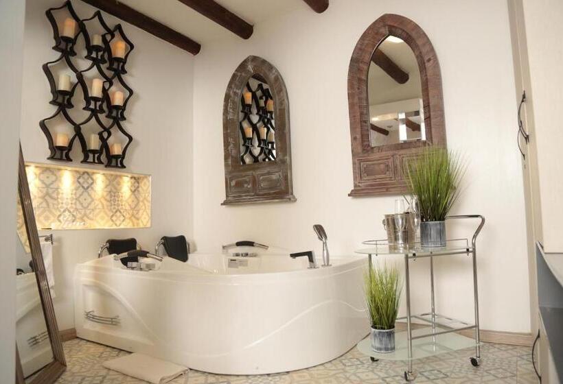 سوییت لوکس, Boutique Guatika