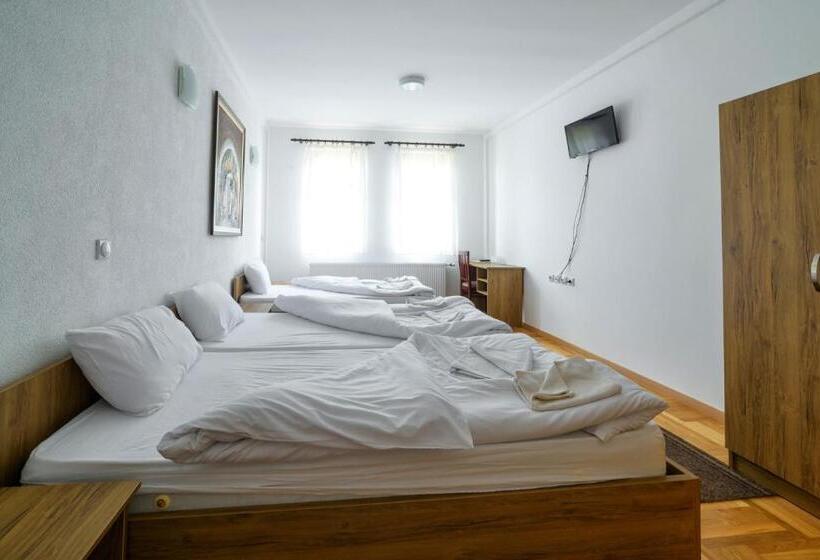 اتاق استاندارد سه نفره, Manastir Sv. Joakim Osogovski