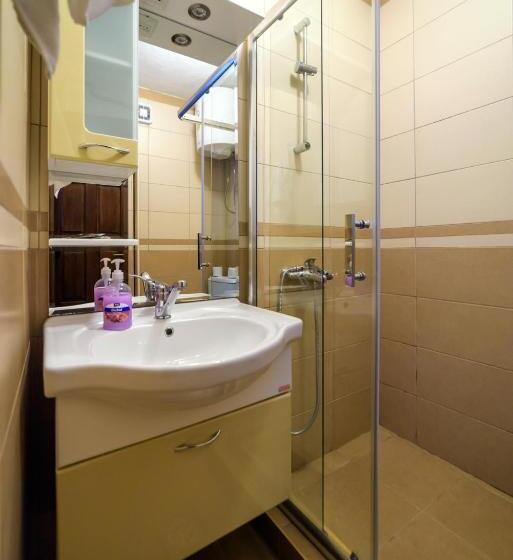 اتاق استاندارد سه نفره, Manastir Sv. Joakim Osogovski