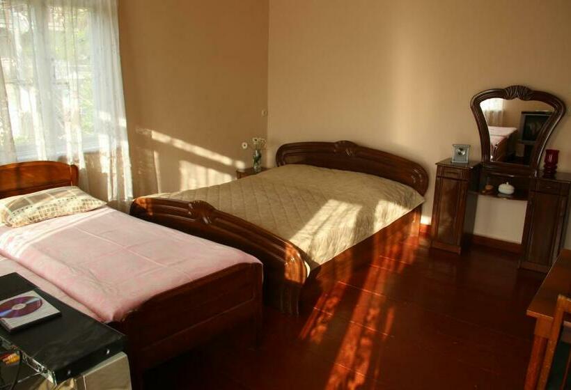 اتاق استاندارد چهارنفره با بالکن, Achi Guest House