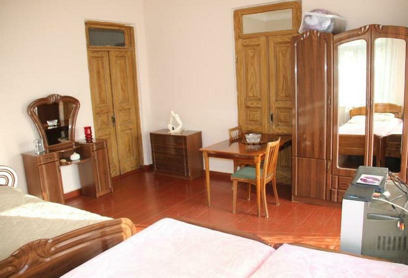 اتاق استاندارد چهارنفره با بالکن, Achi Guest House