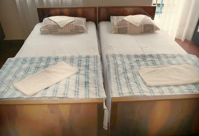 اتاق استاندارد سه تخته با بالکن, Achi Guest House