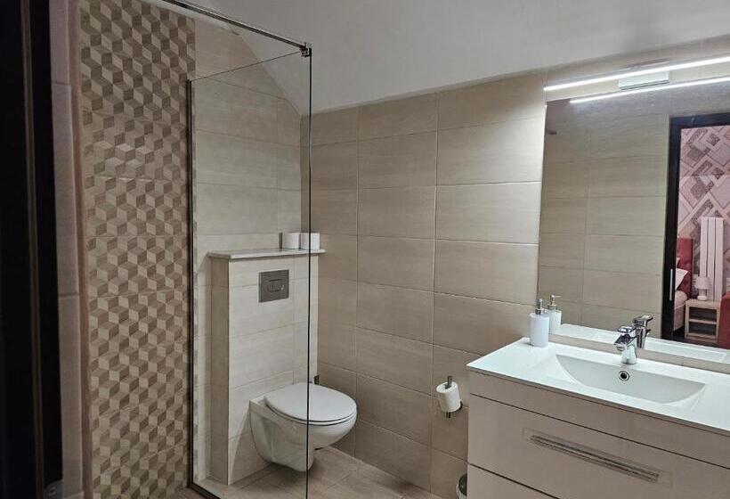 小型套房, Pensiunea Michael's House