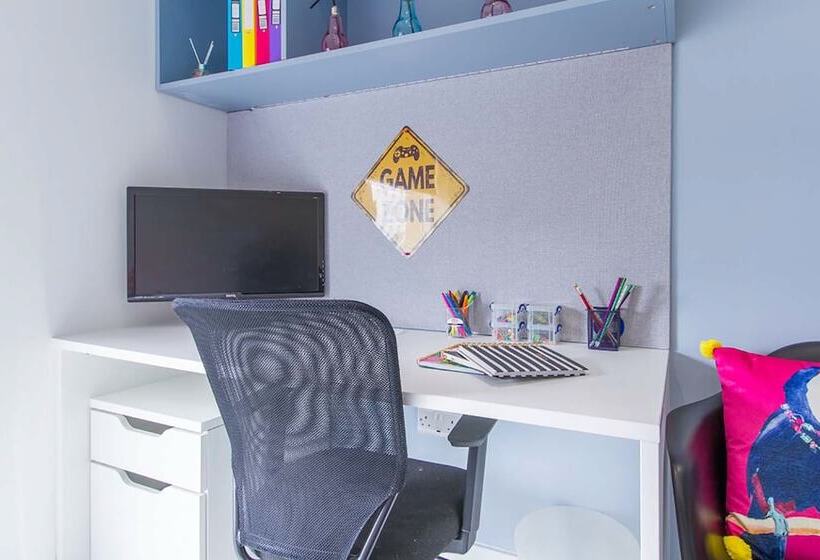 استودیوی لوکس, Axo Shelbourne