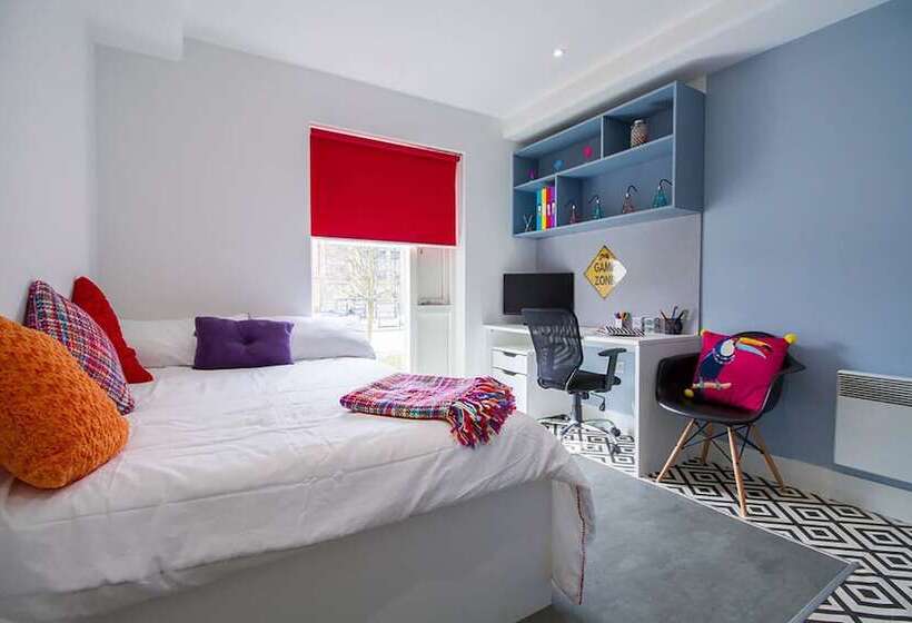 استودیوی لوکس, Axo Shelbourne