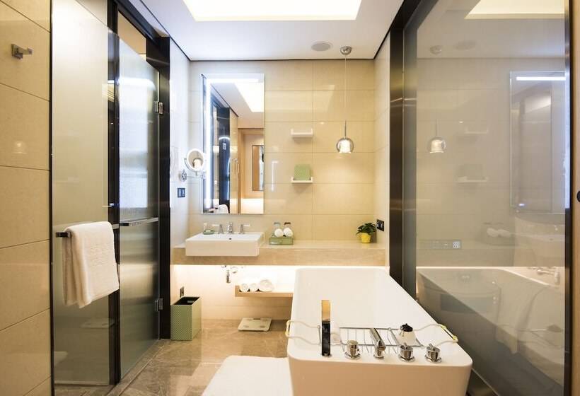 Номер Deluxe Вид на Озеро, Virtuous World