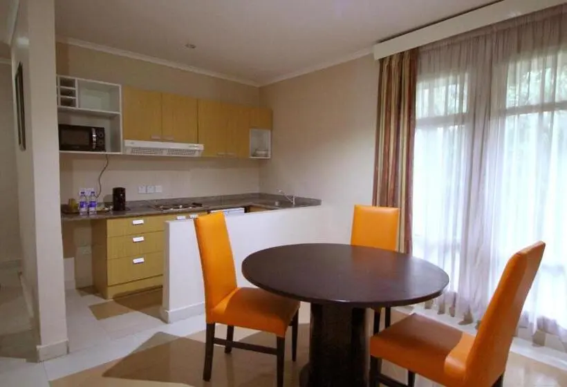 اتاق لوکس با بالکن, La Cour Hotels And Apartments Glover