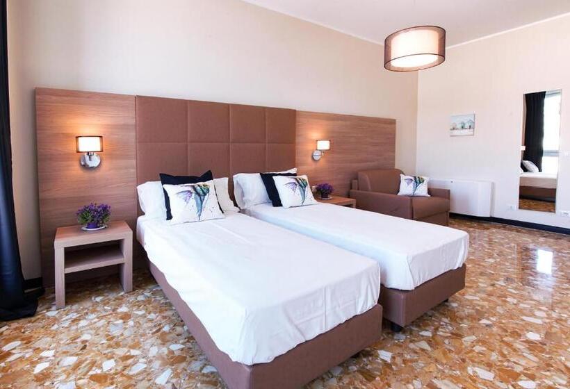 Pokój Trzyosobowy Comfort, Bluripa Guesthouse