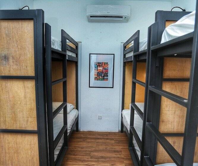 ルームシェアのワンベッド, The Bedpackers Hostel