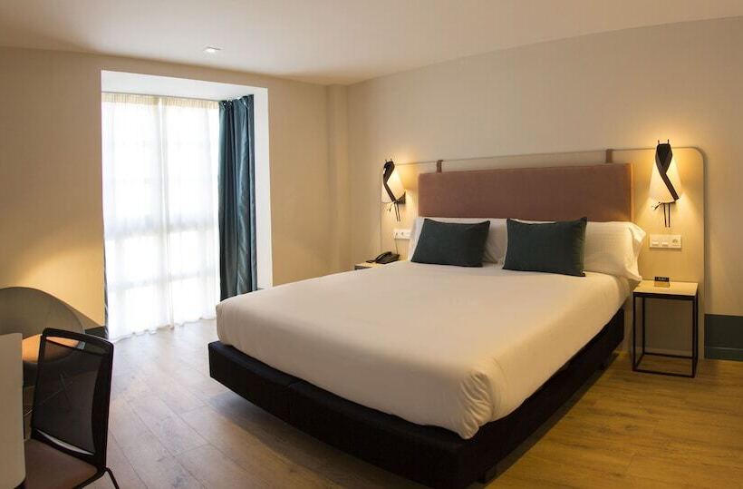 غرفة قياسية, Plaza De La Paz