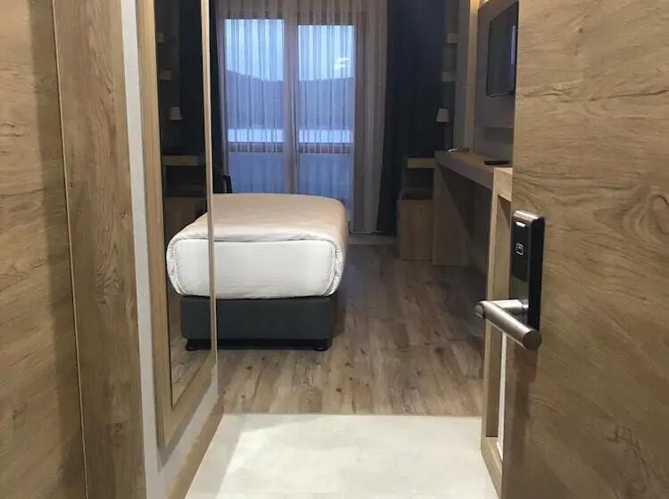 Standard-huone Järvinäkymä, Nehi̇r Hotel Keşan