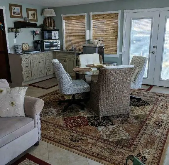 Deluxe Suite King Bed, Come Friday Cottages