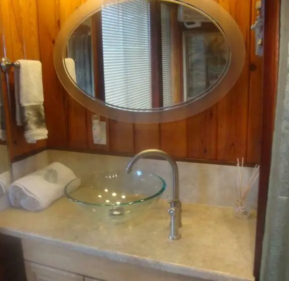 Deluxe Suite King Bed, Come Friday Cottages