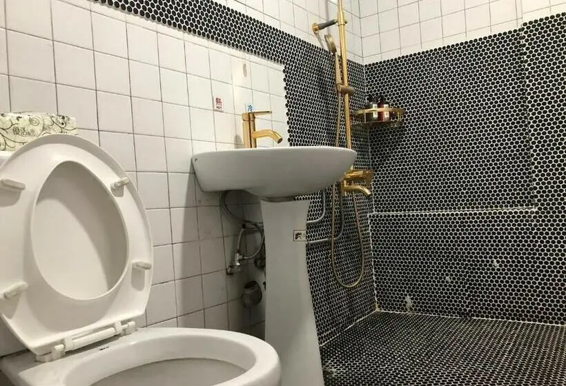 تختخواب در اتاق مشترک, A Good Man Hostel