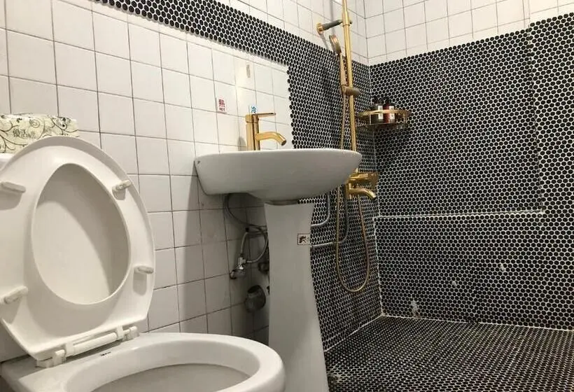 اتاق اکونومی, A Good Man Hostel