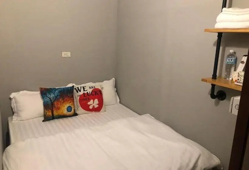اتاق اکونومی, A Good Man Hostel