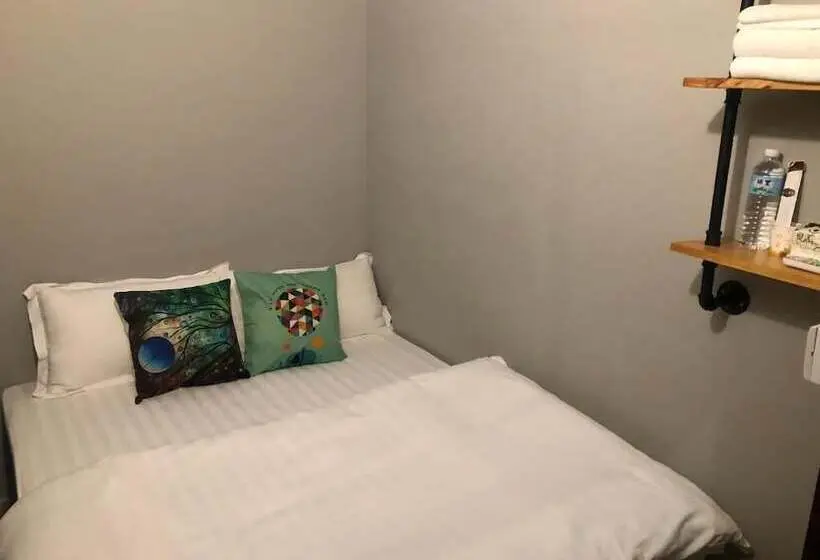 اتاق اکونومی, A Good Man Hostel
