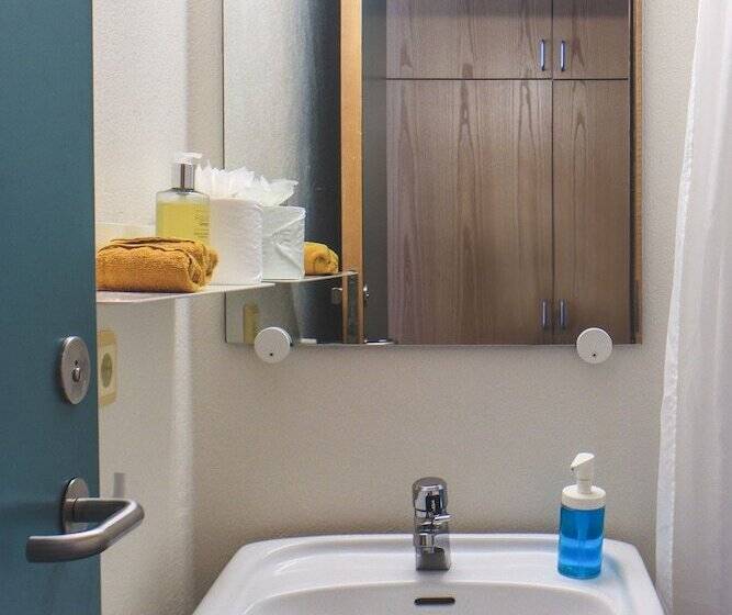 اتاق استاندارد برای معلولان, The Cliff