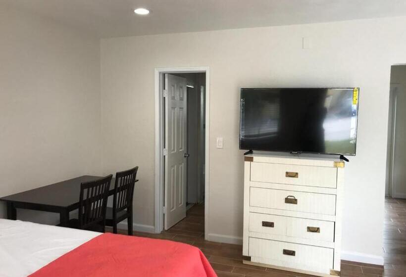 סטודיו דלוקס, Pompano Breeze