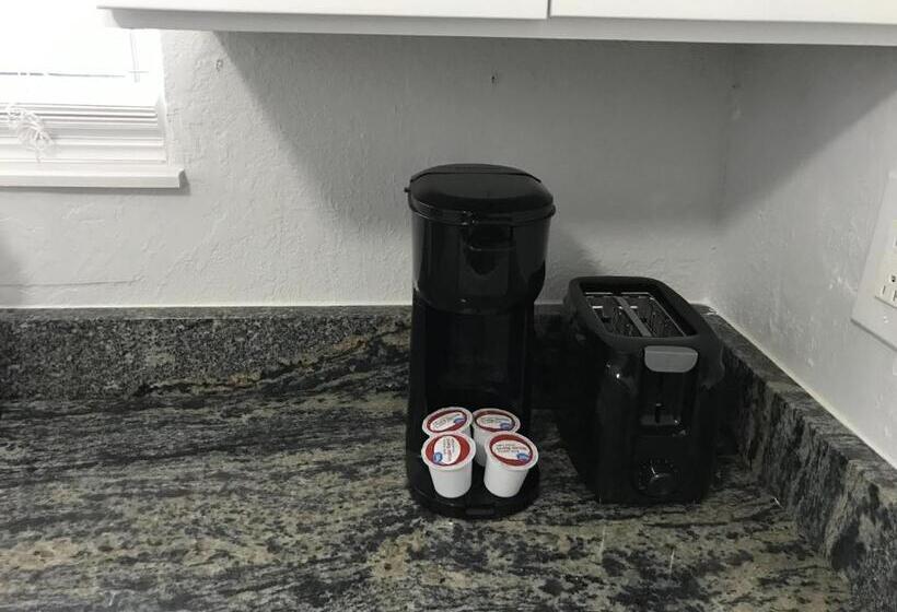 דירת חדר, Pompano Breeze