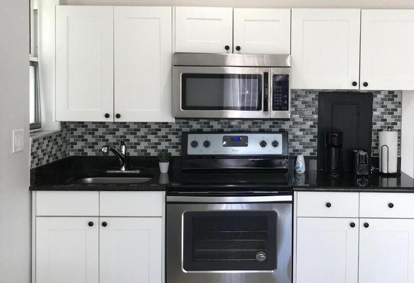 סטודיו דלוקס, Pompano Breeze