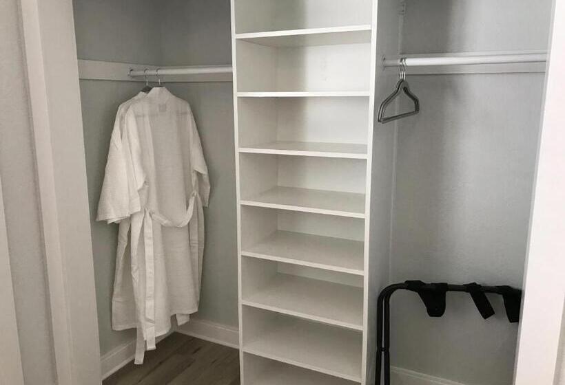 סטודיו דלוקס, Pompano Breeze