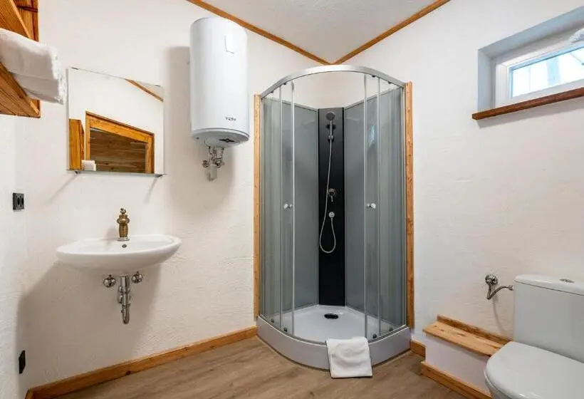 Standard Neljän Hengen Huone, Zündstoff City Western Motel