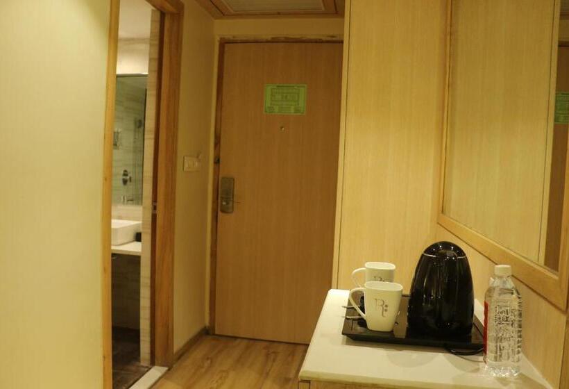 חדר דלוקס, Regenta Central Harsha Vapi