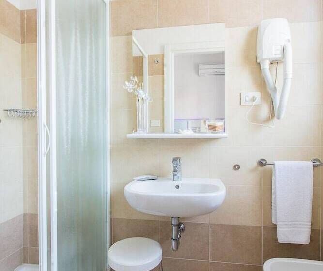 חדר סטנדרט לארבעה, Oliver