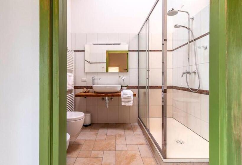 חדר קומפורט לשלושה, Monteborre