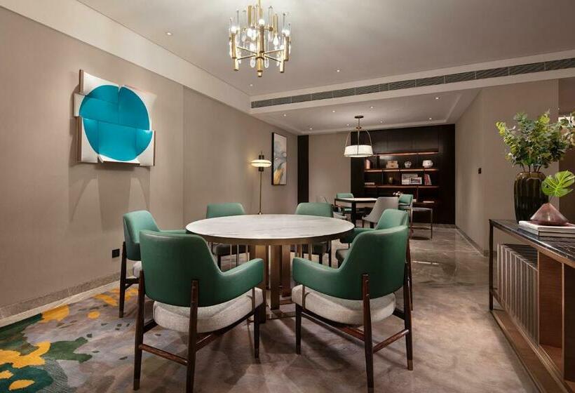 带双人大床的行政管理套房, Hilton Taizhou