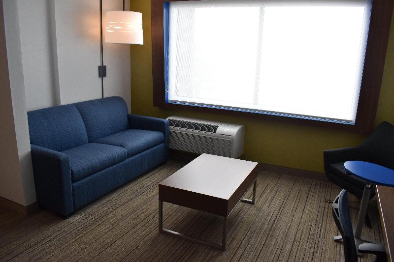 スイート, Holiday Inn Express & Suites   Boston South   Randolph, An Ihg