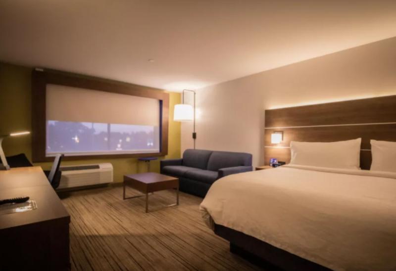 キングサイズベッドのスイートルーム, Holiday Inn Express & Suites   Boston South   Randolph, An Ihg