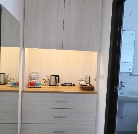 اتاق لوکس, Love Happiness Inn