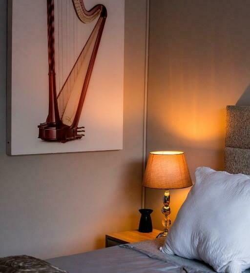 חדר משפחתי, The Armagh Guesthouse