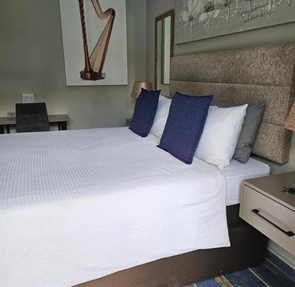 חדר משפחתי, The Armagh Guesthouse