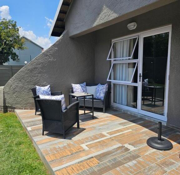 סטודיו סופריור, The Armagh Guesthouse