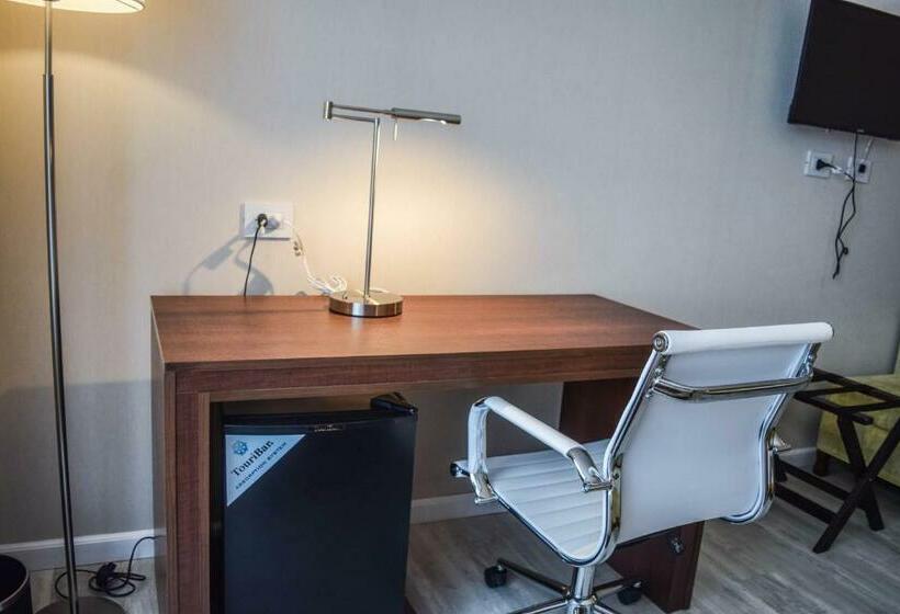 标准三人间, Platinum Hotel Casino