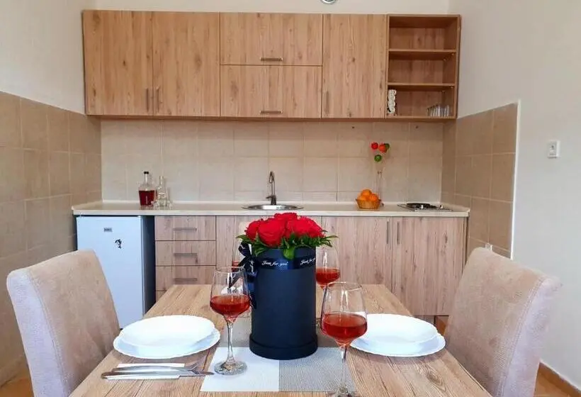 1 Bedroom Apartment Lake View, Apartments Old House Pajovic